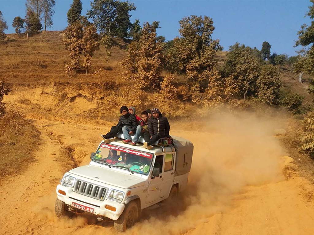 Abenteuerliche Fahrt auf einer Piste in Nepal